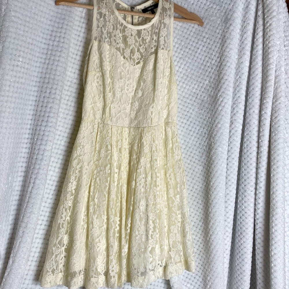Funktional cream lace dress